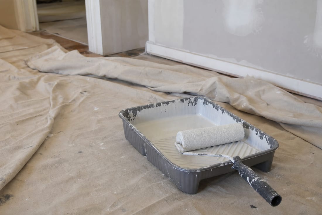 Beispiel: Farbwanne und Rolle bereit auf der Baustelle