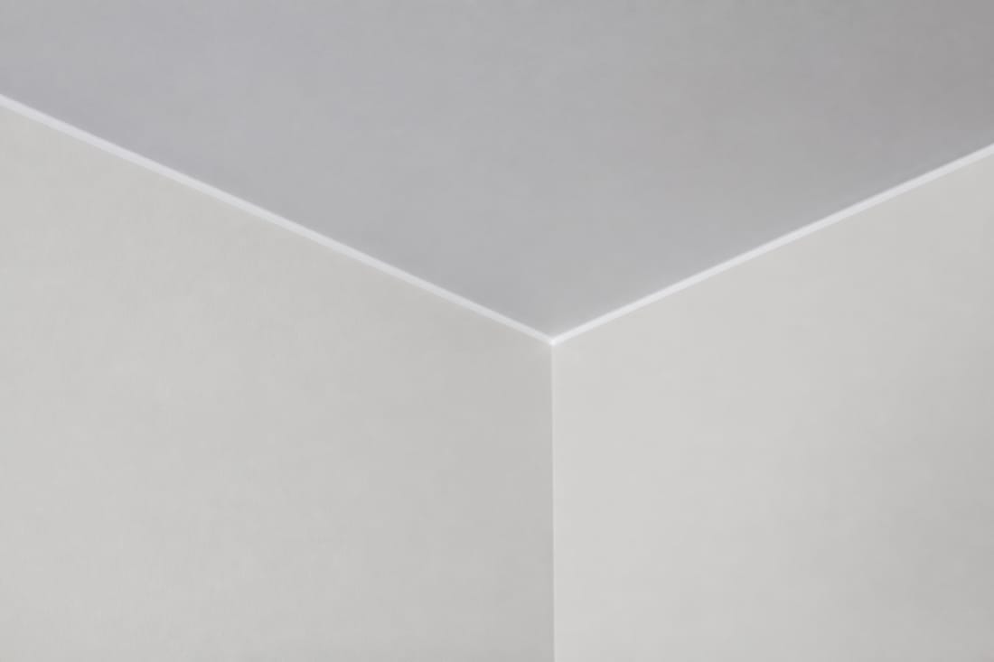 Beispiel: sauberer Übergang von Wand und Decke nach dem Anstrich